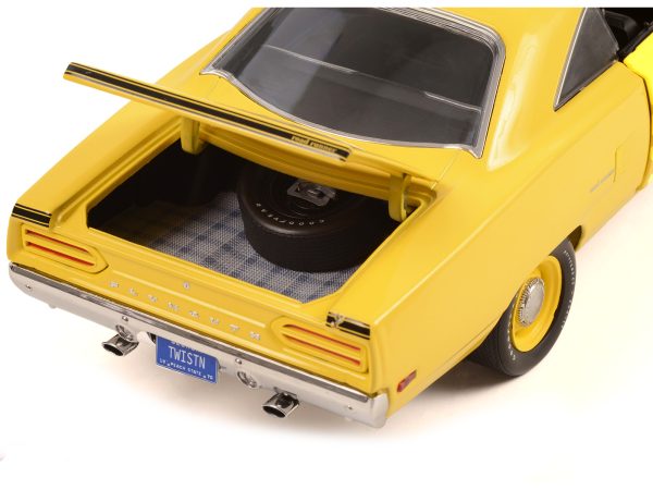 1970 Plymouth Road Runner Lemon Twist Yellow Limited Edition to 732 pieces Worldwide 1/18 Diecast Model Car by GMP - Image 4