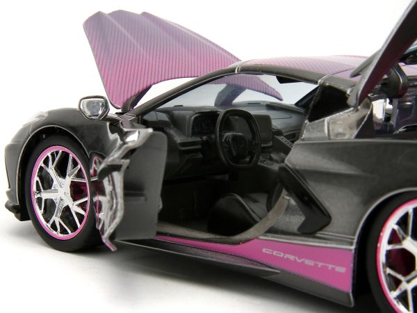 2020 Chevrolet Corvette Stingray Gray Metallic with Pink Carbon Hood and Top "Pink Slips" Series 1/24 Diecast Model Car by Jada - Image 4