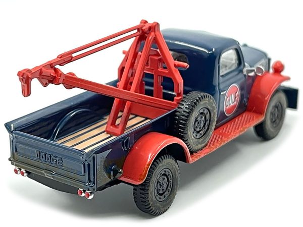 1950 Dodge Power Wagon Tow Truck Dark Blue (Weathered) "Gulf Oil" with Mechanic Figure Limited Edition to 3600 pieces Worldwide 1/64 Diecast Model Car by Greenlight - Image 2