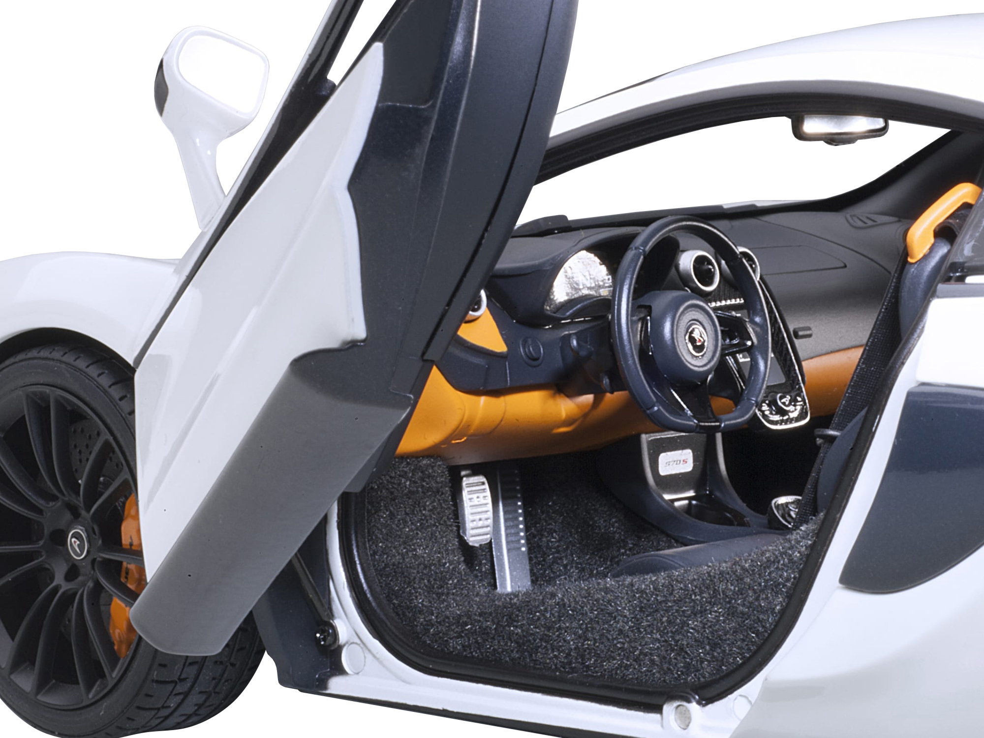 Mclaren 570S White with Black Wheels 1/18 Model Car by Autoart - Image 3