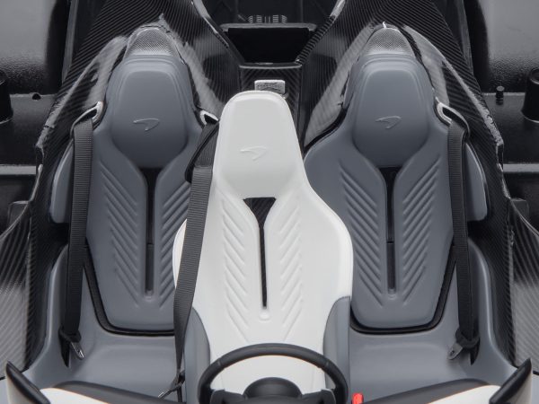 McLaren Speedtail Frozen Blue Metallic with Black Top and Suitcase Accessories 1/18 Model Car by Autoart - Image 5
