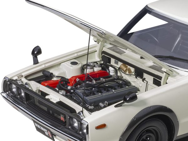 Nissan Skyline 2000GT-R (KPGC110) RHD (Right Hand Drive) White 1/18 Model Car by Autoart - Image 3
