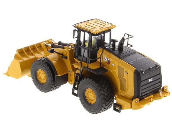 CAT Caterpillar 980 Wheel Loader Yellow with Operator "High Line Series" 1/50 Diecast Model by Diecast Masters - Image 3