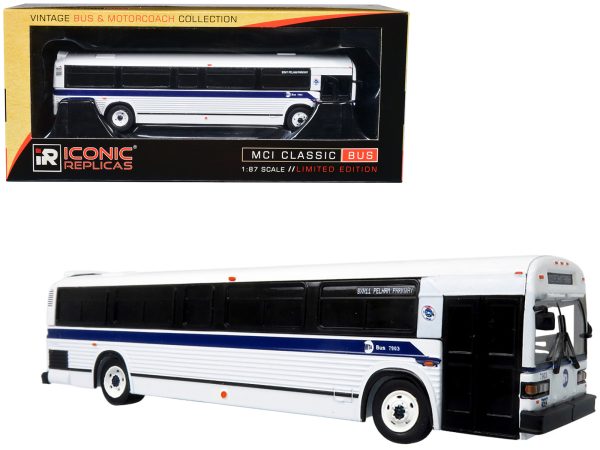 MCI Classic City Bus MTA New York City Suburban "BXM11 Pelham Parkway" "Vintage Bus & Motorcoach Collection" 1/87 Diecast Model by Iconic Replicas - Image 3