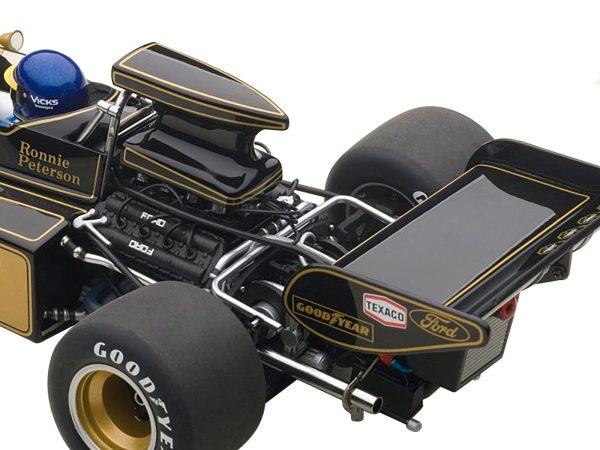Lotus 72E 1973 Ronnie Peterson #2 with Driver Figurine in Cockpit 1/18 Model Car by Autoart - Image 3