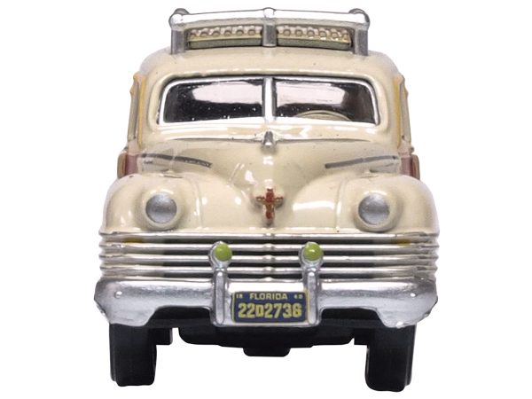 1942 Chrysler Town & Country Woody Wagon Catalina Tan with Wood Panels and Roof Rack 1/87 (HO) Scale Diecast Model Car by Oxford Diecast - Image 2