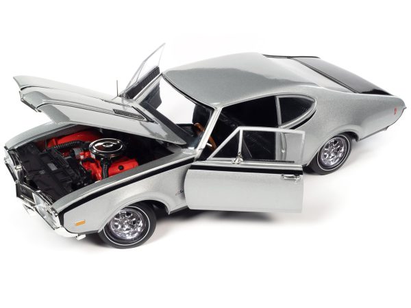 1968 Oldsmobile Cutlass "Hurst" Peruvian Silver Metallic with Black Stripes "Muscle Car & Corvette Nationals" (MCACN) 1/18 Diecast Model Car by Auto World - Image 2