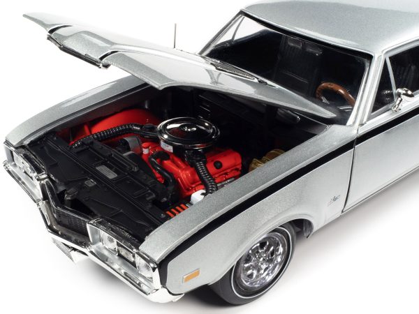 1968 Oldsmobile Cutlass "Hurst" Peruvian Silver Metallic with Black Stripes "Muscle Car & Corvette Nationals" (MCACN) 1/18 Diecast Model Car by Auto World - Image 4