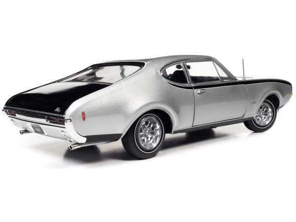 1968 Oldsmobile Cutlass "Hurst" Peruvian Silver Metallic with Black Stripes "Muscle Car & Corvette Nationals" (MCACN) 1/18 Diecast Model Car by Auto World - Image 5