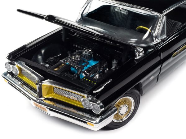 1962 Pontiac Grand Prix "Fireball Roberts Edition" Starlight Black with Gold Stripes 1/18 Diecast Model Car by Auto World - Image 4