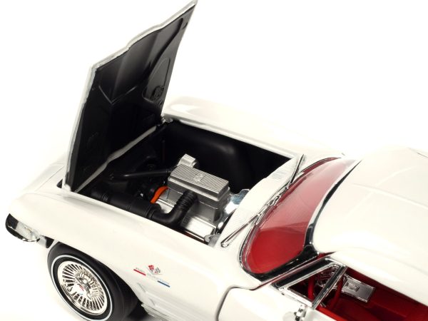 1963 Chevrolet Corvette Z06 Split-Window Coupe Ermine White with Red Interior "Muscle Car & Corvette Nationals" (MCACN) "American Muscle" Series 1/18 Diecast Model Car by Auto World - Image 4