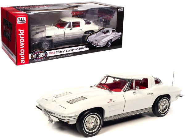 1963 Chevrolet Corvette Z06 Split-Window Coupe Ermine White with Red Interior "Muscle Car & Corvette Nationals" (MCACN) "American Muscle" Series 1/18 Diecast Model Car by Auto World - Image 5